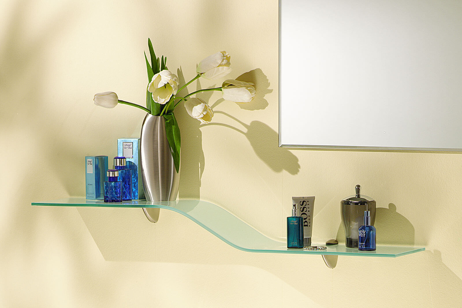 Az üvegpolcok ideálisak a piperecikkek, dekorációs tárgyak és tisztálkodószerek tárolására. Nagy előnye, hogy könnyen, gyorsan tisztítható és nedvességálló.