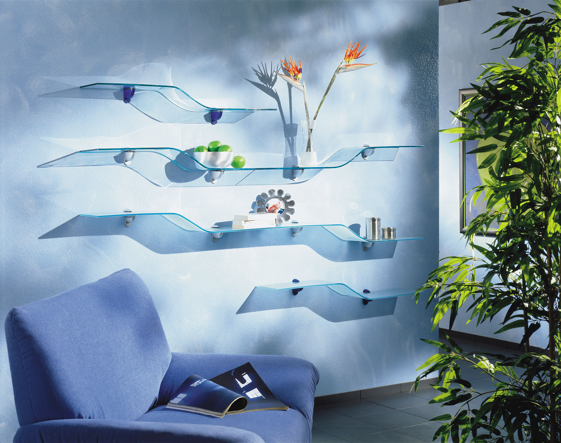 Víztiszta, szatinált (matt/homokfúvott), színes, hajlított és világító üvegpolcok a lakás minden helyiségébe.